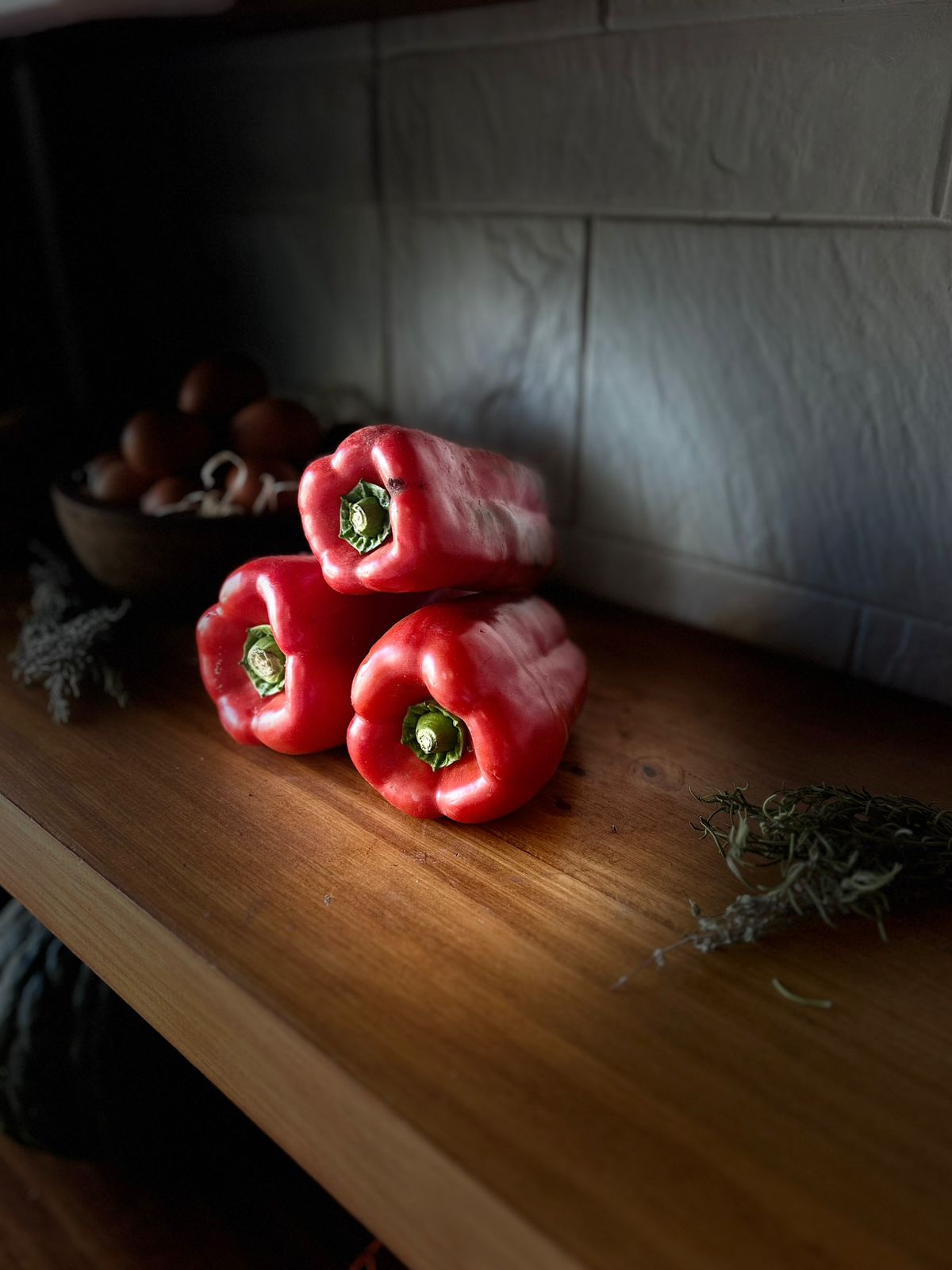 Morrones rojos frescos sobre madera